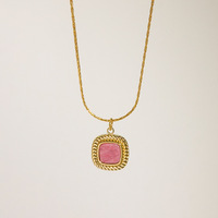 Collar con Colgante de la Serie Redstone Retro Francés para Mujer, Estilo Europeo Americano, Acero Inoxidable Chapado en Oro, Lujo Ligero