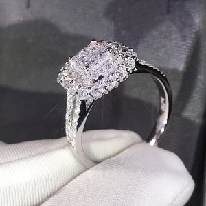 Anello Classico da Donna con Micro Pavé, Stile Matrimoniale, Elegante Gioiello Scintillante con Pietre per Feste Nuziali e Uso Quotidiano - Product Image 1