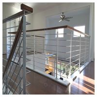 PRIMA Balustrade à barres rondes, ton visuel doux coordonnant avec les marches d'escalier en bois