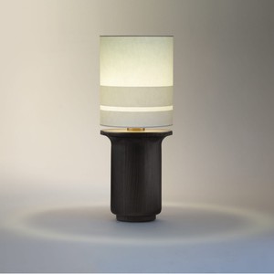 Lampe de table Rimbaud, base en bois foncé, source de lumière LED, ampoule E27, commande par interrupteur, design écologique - Product Image 1