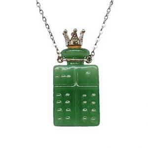 Pendentif flacon de parfum en jade vert avec couronne, chaîne plaquée argent, collier vintage unisexe - Product Image 1