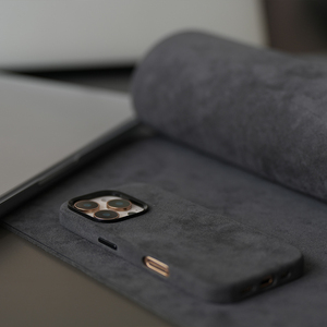 <span class=keywords><strong>Coque</strong></span> de téléphone en gros pour <span class=keywords><strong>iPhone</strong></span> 16 <span class=keywords><strong>Pro</strong></span>, en Alcantara italien véritable, style supercar, avec cadre de caméra métallique entièrement recouvert et fonction magnétique - Product Image 6