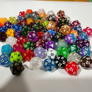 Venta al por Mayor <span class=keywords><strong>de</strong></span> <span class=keywords><strong>Dados</strong></span> Icosaedricos Transparentes <span class=keywords><strong>de</strong></span> Alta Calidad, Coloridos, Poliédricos, Aleatorios, D20 para Juegos <span class=keywords><strong>de</strong></span> Mesa - Product Image 1