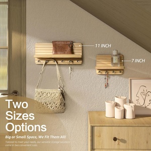 Porte-clés mural en bois de pin de 11 pouces avec 6 crochets et étagère flottante - Solution de décoration intérieure chic et fonctionnelle (Bois naturel) - Product Image 5