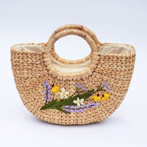 Sac en jacinthe d'eau tressé en forme de demi-lune avec poignée en rotin – Fleurs en ruban brodées à la main de haute qualité - Product Image 4