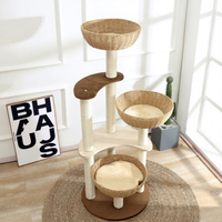 Grand arbre à chat encadré avec poteaux en sisal, nid intégré et maisonnette pour chat