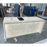 Comptoir de cuisine en quartz naturel translucide blanc cristallin personnalisé avec éclairage LED RVB