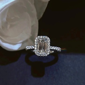 แหวนแต่งงานแบบคลาสสิกประดับเพชรเม็ดเดี่ยวทรงเหลี่ยมมรกต 1 กะรัต ทองคำแท้ 14K หรูหรา พร้อมใบรับรอง IGI และเพชรเพาะเลี้ยงในห้องปฏิบัติการ - Product Image 5