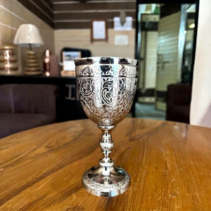 Cáliz de Vino de Latón Grabado a Mano con Baño de Plata Vintage - Copa de Latón Tallada Estilo Real - Proveedor Directo de Fábrica B2B - Product Image 1