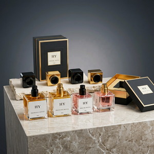 ขวดน้ำหอมทรงลูกบาศก์แก้วหนาหรูหรา ขนาด 30 มล. 50 มล. คอขวดแบบ Crimp พร้อมฝาสี่เหลี่ยมสีดำและสีทองสุดหรู และหัวฉีดแบบปั๊ม - Product Image 2