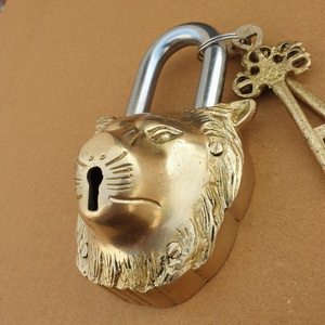 Cadenas vintage en laiton en forme de lion, serrure décorative antique en métal avec motif gravé orné, clés squelette, décoration rustique pour la maison - Product Image 3