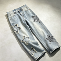 Pantalon en jean délavé bleu clair durable pour homme, taille mi-haute, coupe droite, avec bords bruts, patchs bicolores et effet usé, style Y2K Grunge Streetwear Tendance
