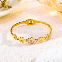 Bracelet manchette en acier inoxydable motif fleur à cinq pétales, étanche et résistant à la transpiration, avec boucle émaillée marguerite, bijoux féminins