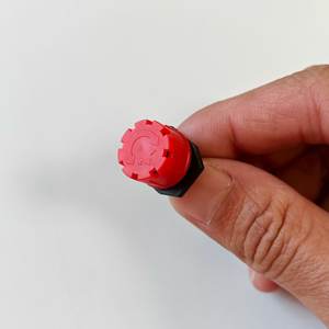 Gocciolatore a Compensazione di Pressione con Piccolo Cappuccio Rosso - Product Image 4