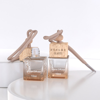 Vente en gros de diffuseurs d'air frais carrés transparents de 10 ml et 8 ml, petits flacons de parfum pour voiture avec bouchons en bois