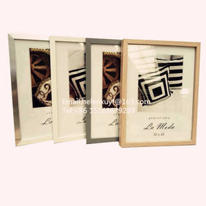 Cadre Photo noir de format carré en chêne massif pour affiche blanche, avec supports blancs/séparation - Product Image 1