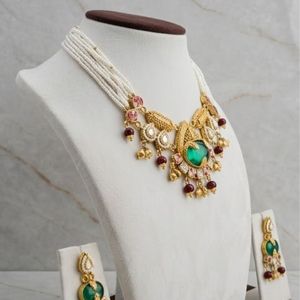 Ensemble de collier en perles Kundan fait main avec pierre vert émeraude, boucles d'oreilles traditionnelles indiennes pour mariée, bijoux pour femmes - Product Image 4