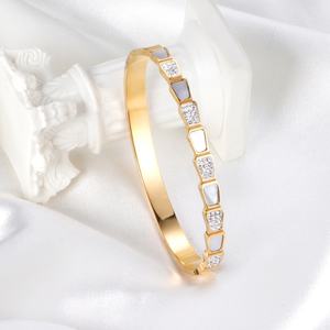 กำไลข้อมือทรงหกเหลี่ยมประดับเพชรซิคอนชุบทอง 18K สไตล์ทันสมัย ทำจากสแตนเลสสตีลสำหรับผู้หญิง - Product Image 2