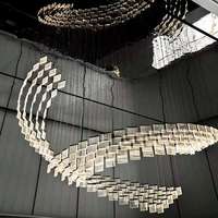 Modèle de maison personnalisée, Lustre en cristal ondulé sur mesure, Lustre de hall d'hôtel avec escalier rotatif creux