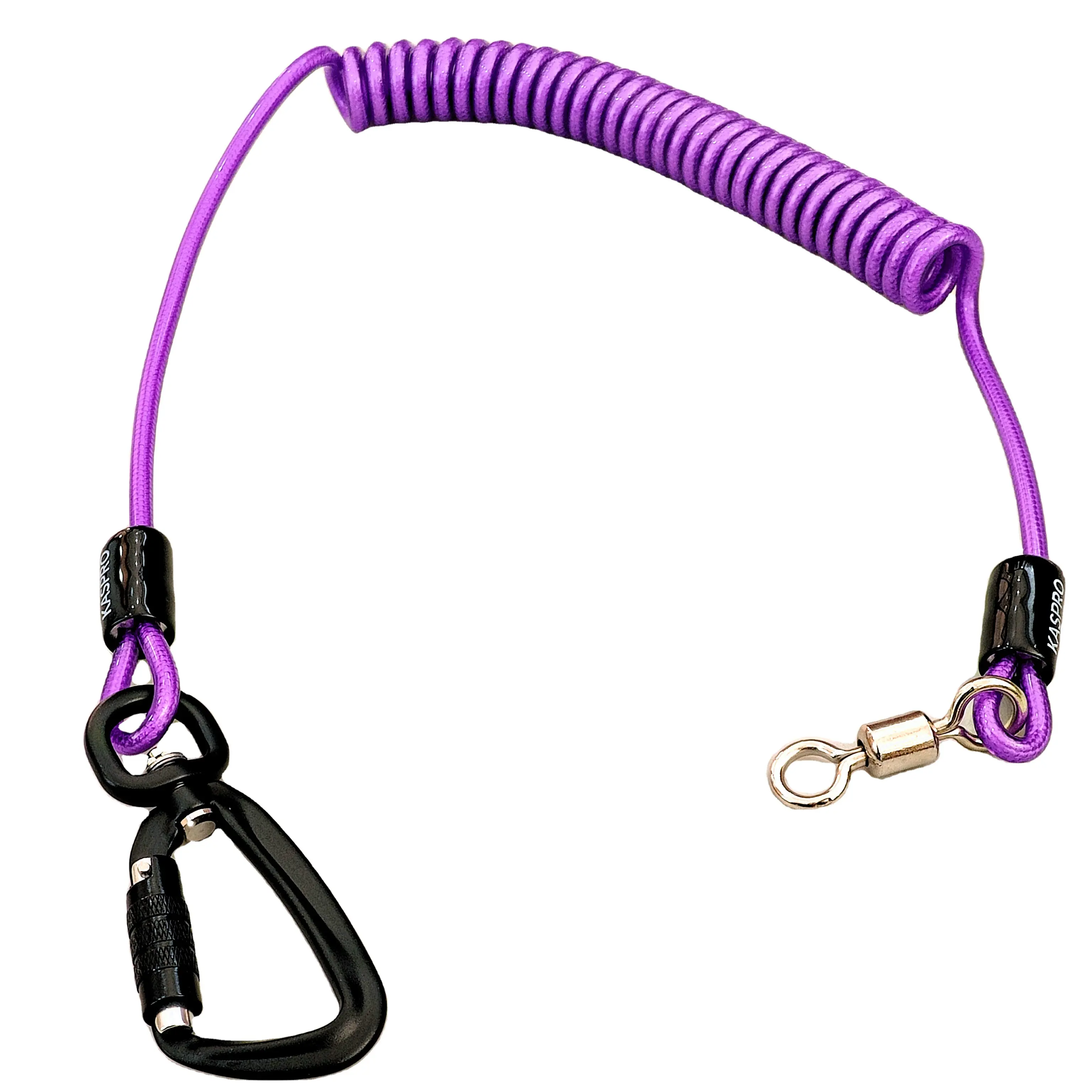 Tali pegas ungu dengan gesper mendaki. Alat untuk mencegah jatuh tali pegas pengaman.