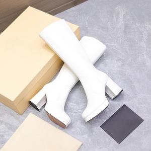 Bottes cuissardes de luxe personnalisées avec logo pour femme, à plateforme, en cuir couleur unie, style vintage 2026, avec fourrure épaisse à hauteur du genou - Product Image 4