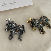 Kadın Erkek Moda Sevimli Eşek Inci Kristal Pimleri Rozetleri Klasik Zarif Hayvan Metal Broşlar Kadın Erkek Hediye için