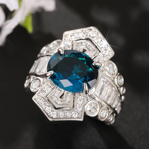 Anello di Lusso con Gemma Blu Ovale per Donne, Elegante Gioiello da Dito - Product Image 2