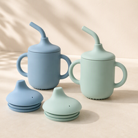 Gobelet d'apprentissage en silicone personnalisé avec logo, double poignée et paille, pour bébé et tout-petit, avec couvercle à bec verseur en option