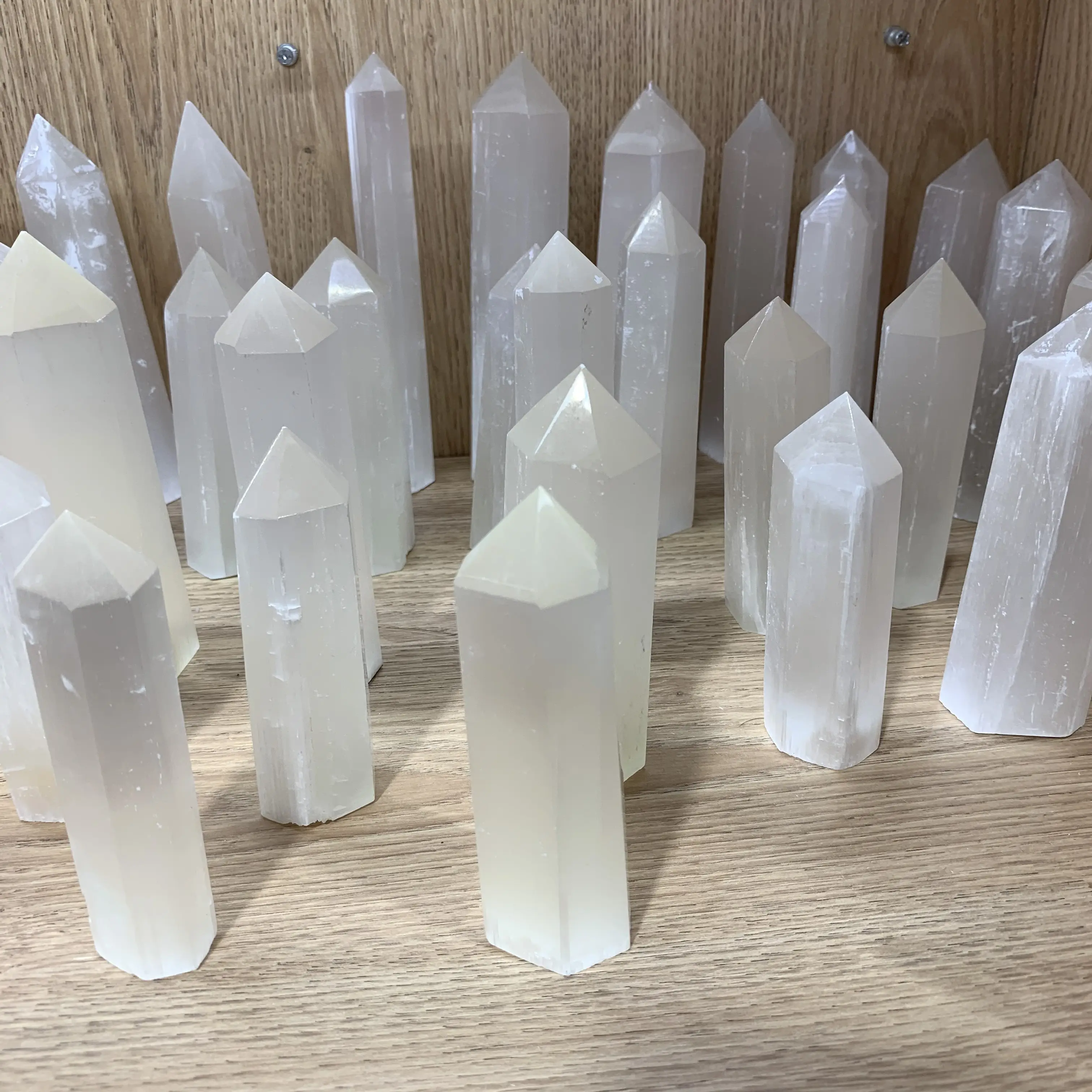 Groothandel Natuurlijke Edelsteen Wands Quartz Crystal Punten Flesh Selenite Toren Voor Fengshui Decoratie Rock Crystal Obelisks