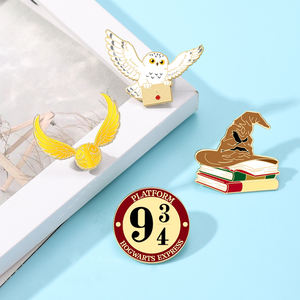 Spilla Smaltata a Tema Fantasy con Stampa UV in Lega di Zinco, Accessorio Cosplay per Amanti dei Libri, Regalo Promozionale per Grossisti - Product Image 6