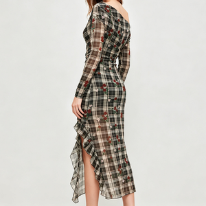 Robe de soirée midi moulante personnalisée pour femme, à épaules dénudées, manches longues, en maille, imprimé à carreaux roses, avec volants et fente - Product Image 2