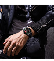 Montre pour homme, design jante de roue, boîtier doré, bracelet en acier inoxydable rouge, style sport racing