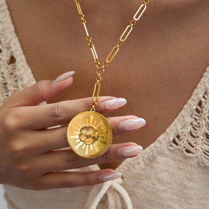 Collier pendentif camélia en acier inoxydable plaqué or 18 carats, design floral, bijoux pour femmes à porter au quotidien - Product Image 2