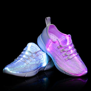 Zapatillas <span class=keywords><strong>de</strong></span> deporte LED para niños que brillan en la oscuridad con USB con luz <span class=keywords><strong>de</strong></span> fibra óptica luminosa recargable al por mayor para mujeres, festivales y bailes - Product Image 5