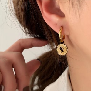 ต่างหูทรงกลมประดับจี้เหรียญทองโบราณรูปพระราชินีเอลิซาเบธ - Product Image 5