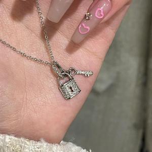 สร้อยคอจี้เงินแท้ S925 ประดับเพชรเต็มเม็ด ดีไซน์โบว์ริบบิ้นสีฟ้าอ่อน เรียบง่าย ใช้งานได้หลากหลาย เครื่องประดับบริเวณไหปลาร้า สไตล์หวานละมุน - Product Image 1