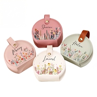 Boîte de voyage en cuir personnalisée pour bijoux de demoiselle d'honneur avec fleur de naissance, organisateur de bagues de mariage, boucles d'oreilles et colliers pour femme, petite taille
