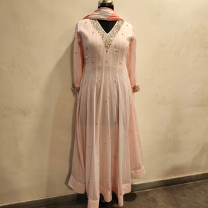 Vestido de novia tradicional indio para mujer, color rosa, cuello en V, manga larga, corte holgado, largo hasta el suelo - Product Image 1