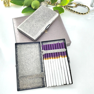 Elegante Astuccio per Sigarette Lunghe da Donna, Confezione da 20, Raffinato Portasigarette in Metallo Argento Anticato con Finitura Zigrinata - Product Image 4