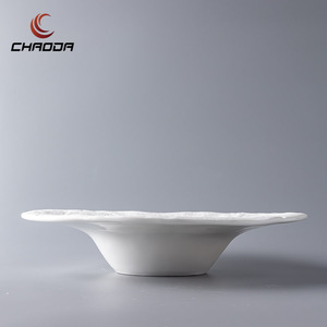 Assiette ronde en forme de chapeau en <span class=keywords><strong>porcelaine</strong></span> blanche avec motif évidé Assiette à soupe Assiette à gâteau Assiette de banquet - Product Image 2