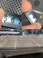 Mini vibrateur d'écran de sablage en acier inoxydable SS304 de machine entière, personnalisez un écran vibrant de plate-forme