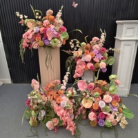 Ensemble d'arrangements floraux artificiels avec colonne de piédestal, décor de toile de fond de scène de mariage en fausse soie, fleurs de sol personnalisées pour événements