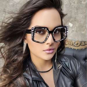 Hrh-3705 Gafas de Sol Cuadradas para Mujer, Montura Negra, Lentes de PC con Protección UV400, Estilo Instagram, Gafas de Sol Modernas - Product Image 2