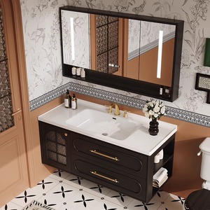 Mueble de baño clásico blanco con lavabo de cerámica y espejo curvo de estilo tradicional - Product Image 4
