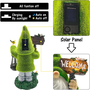 Gnomo floccato con luce solare che tiene la lanterna segno di benvenuto statue da giardino in resina - Product Image 2