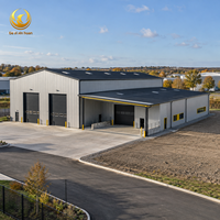 Bâtiment en acier préfabriqué à grande portée avec structure portique et extension à pignon incliné pour atelier