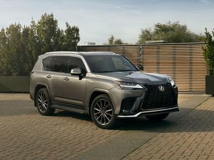 LX570 SUV de taille grand format à essence haut de gamme |   Spacieux pour les voyages internationaux de luxe en famille - Product Image 1