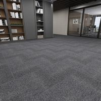 Revêtement de sol modulaire en polypropylène rembourré, dalles de moquette à rayures carrées modernes pour la décoration résidentielle et commerciale