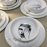 Service de 2 assiettes de luxe en porcelaine fine avec motif de portrait artistique, en céramique, résistant au micro-ondes, pour la décoration de table d'hôtel