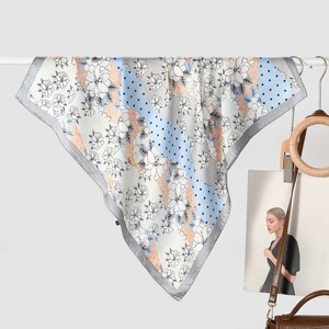 Personalisierter blauer quadratischer Schal aus Satin mit abstrakter Blumenkunst für Damen, 70 cm - Product Image 6